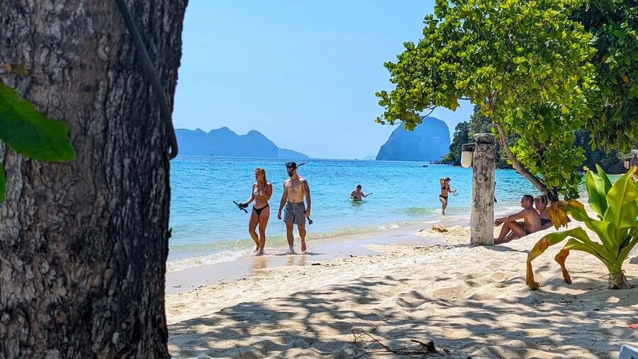 Koh Lanta: 4 Islands, Emerald Cave & Koh Kradan by Longtail - Koh Ngai and lunch on the sand