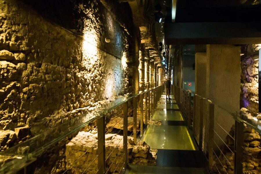 Krakow: Guided Tour of Rynek Underground - The First Descent and the Archaeological Displays