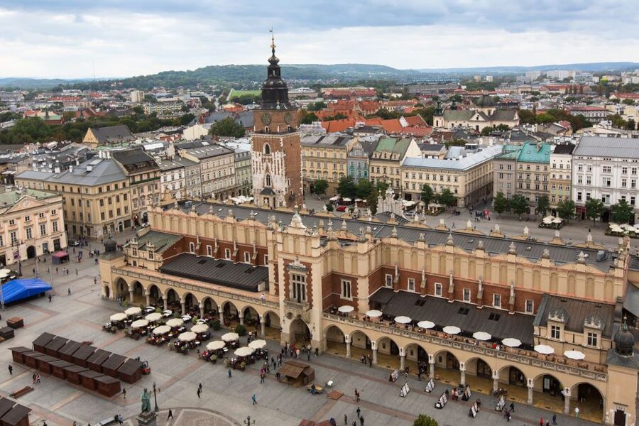 Krakow: Rynek Underground Museum Guided Tour - Entering through the archaeological remains