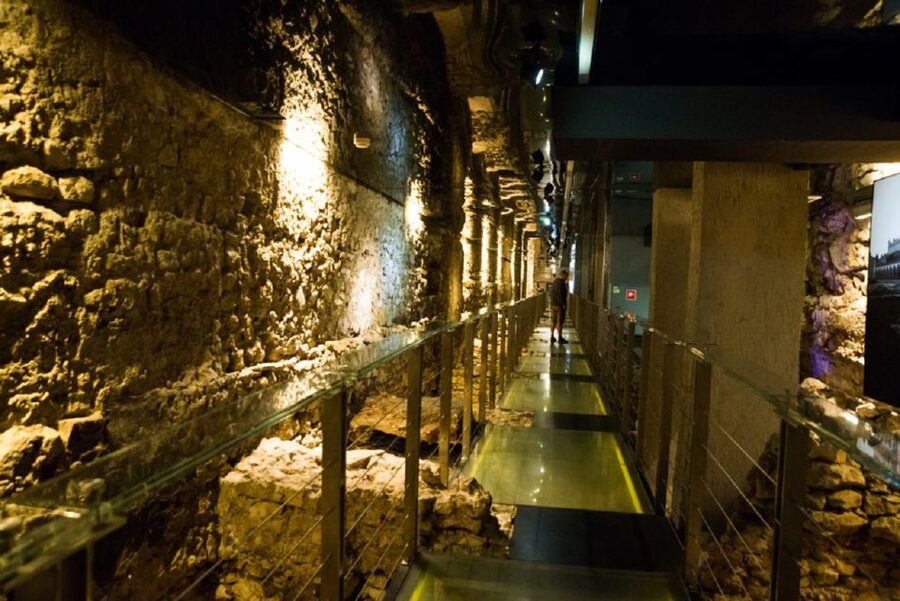 Krakow: Rynek Underground Museum Guided Tour & Stories - Four meters below the modern city