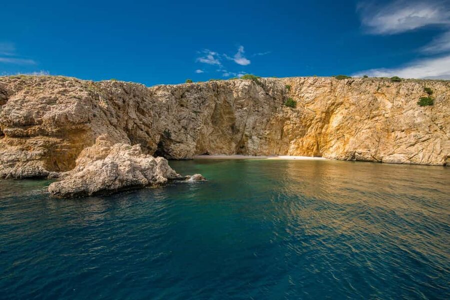 Krk: Golden Beach and Blue Cave Cruise with Welcome Drink - Plavnik Island and the search for dolphins
