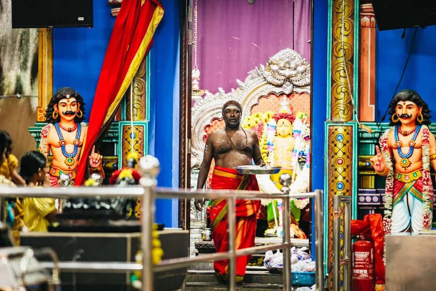 Kuala Lumpur: Batu Caves Half-Day Tour with Pick-Up Option - Climbing the 272 steps to Lord Murugan