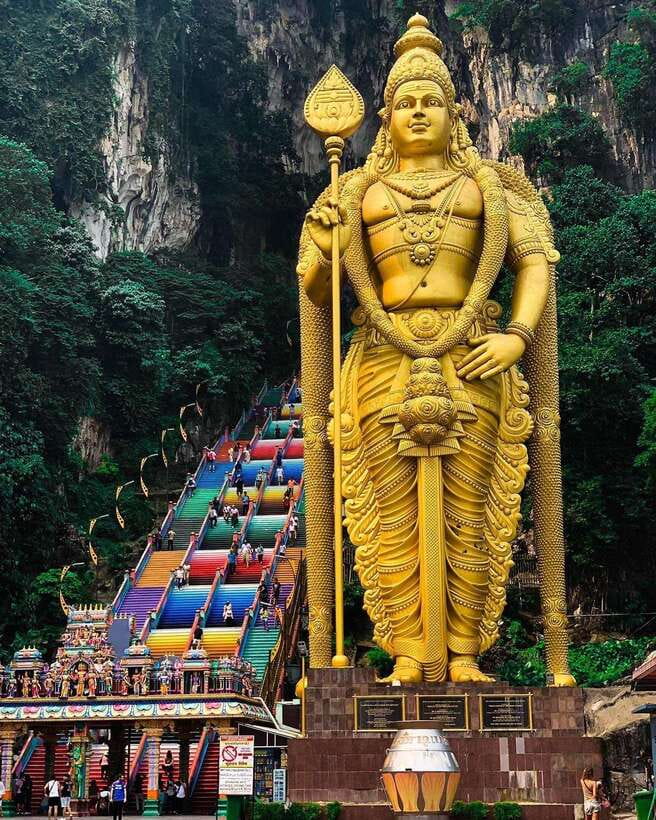 Kuala Lumpur : Batu Caves Private Tour - Batu Caves begins with a striking climb