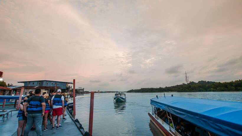 Kuala Lumpur: City Sights, Batu Caves and Fireflies Day Trip - Seafood dinner is a welcome pause