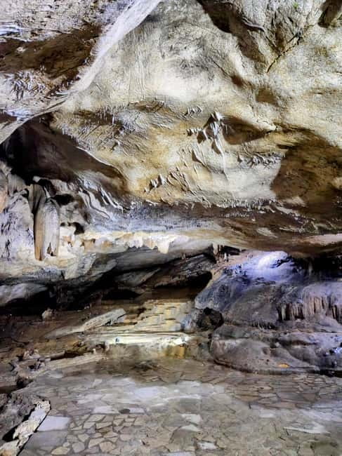 Kutaisi: Sataplia Natural Res. & Tetra Cave Wine Degustation - Tetra Cave and the earliest human shelter