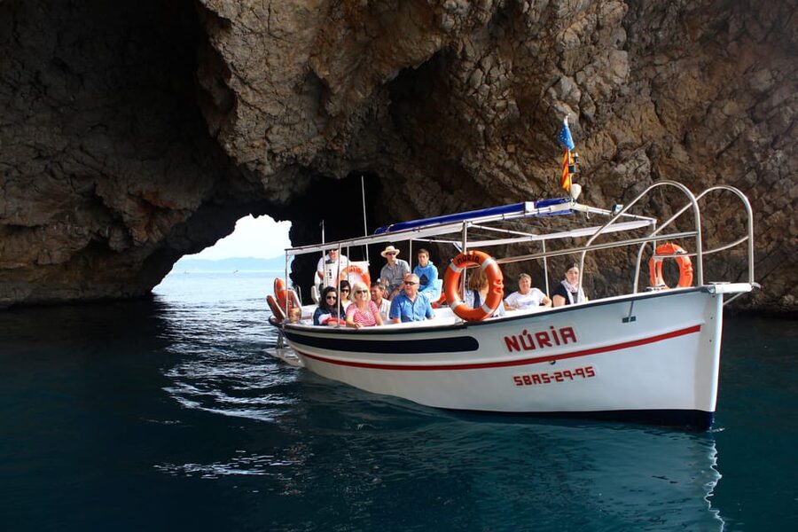 L'Estartit: Boat Trip to the Medes Islands and the NP Caves - Following the caves and coves of Montgrí Natural Park