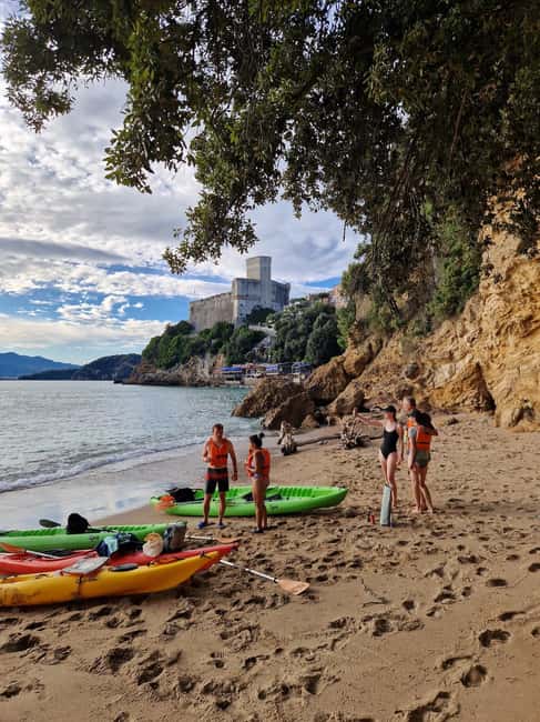 La Spezia: Sunset Kayak & Caves Tour w/ Swimming & Aperitif - The final hour and return paddle
