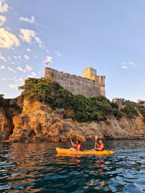 La Spezia: Sunset Kayak & Caves Tour w/ Swimming & Aperitif - Meeting at Baia Blu near Lerici
