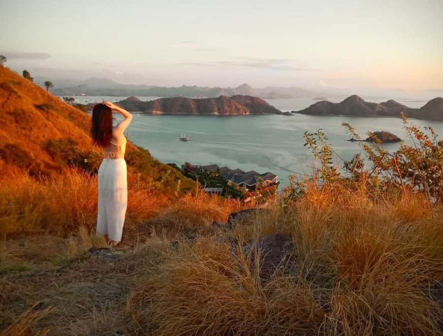 Labuan Bajo: Rangko Cave and Beach Snorkeling Half-Day Tour - Amelia Hill at the beginning or end of the day
