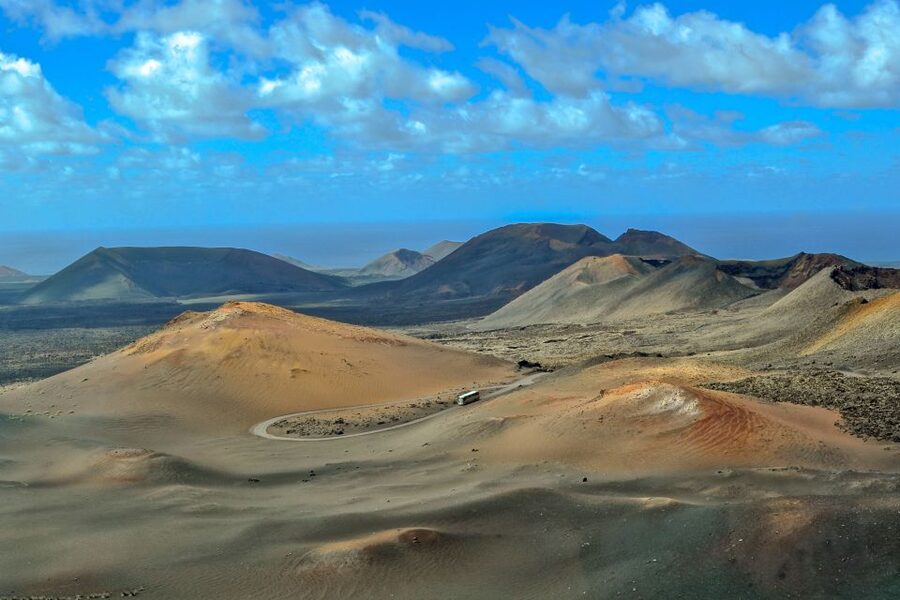 Lanzarote: Volcanos of Timanfaya and Caves Tour with Lunch - El Golfo and the green lagoon