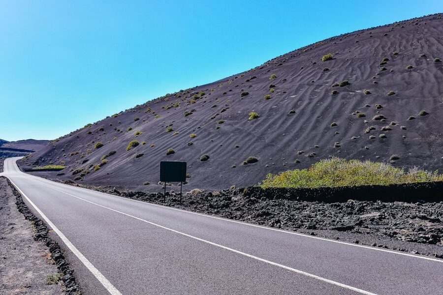 Lanzarote: Volcanos of Timanfaya and Caves Tour with Lunch - The valley of a thousand palm trees