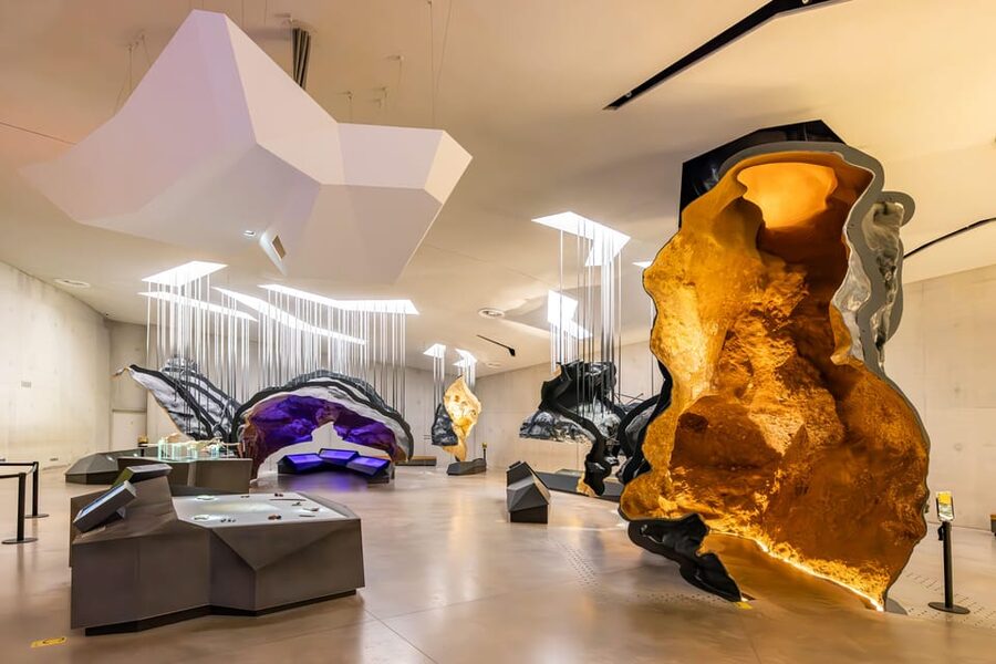 Lascaux IV: Full Replica Cave Experience Ticket - Languages, guides, and audio options