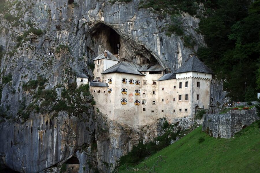 Ljubljana: Lake Bled, Postojna Cave, and Predjama Day Tour - Lake Bled and the traditional pletna boat