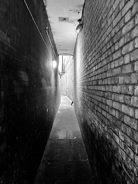 London: Jack the Ripper Tour and Underground Prison in Spanish - Little Britain and the world beneath the city