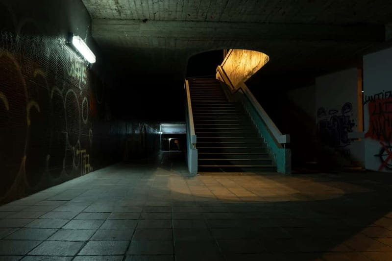 London: Jack the Ripper Tour and Underground Prison in Spanish - Why the small group matters