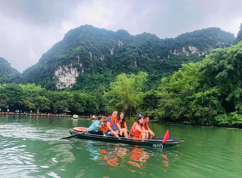 Luxury Limousine Tour: Hoa Lu, Trang An/Tam Coc & Mua Cave - Lunch in Ninh Binh: useful fuel, not the main event