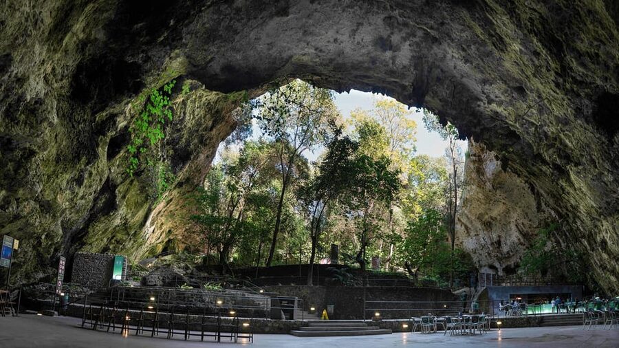 Mallorca: Half-Day Hams' Caves Tour with Pearl Shop Visit - The story beneath Porto Cristo