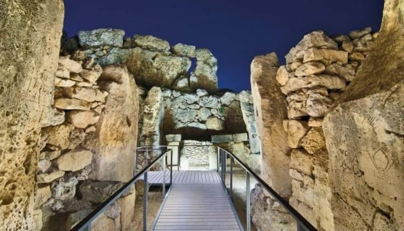 Malta: Gozo 4x4 Jeep Tour Comino & Crystal Lagoon Cave - Xlendi Bay and the cliffs at Dwejra