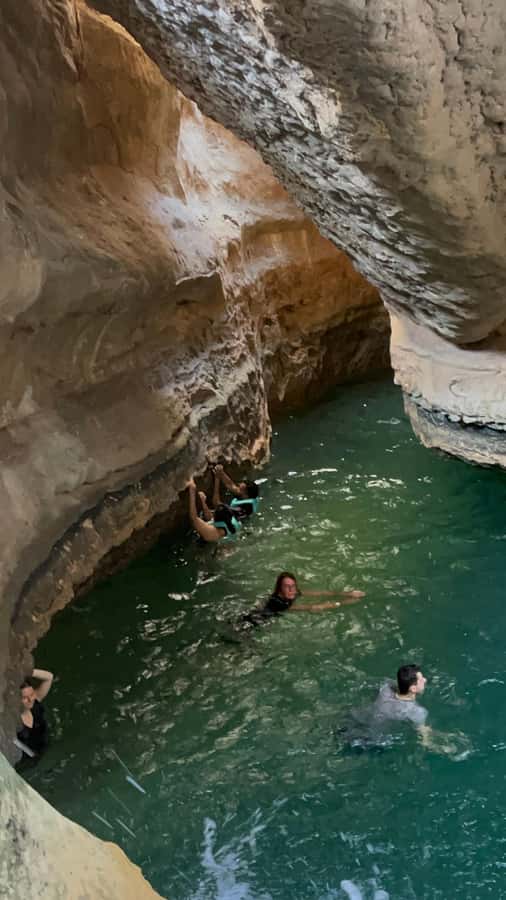 Muscat: Wadi Shab, Romantic Cave and Sinkhole Full-day Trip - The five-minute boat crossing into Wadi Shab