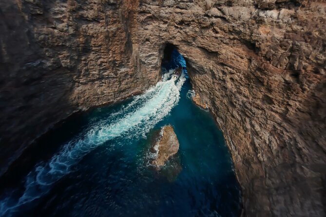 Nā Pali Coast Zodiac Raft Sea Caves Expedition on Kauai - Entering the Nā Pali sea caves