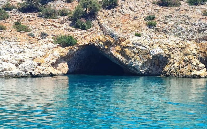 Naxos: Rina Cave-Koufonisi Cruise & Rina Cave Swim with BBQ - Food, drinks, and the social feel on board