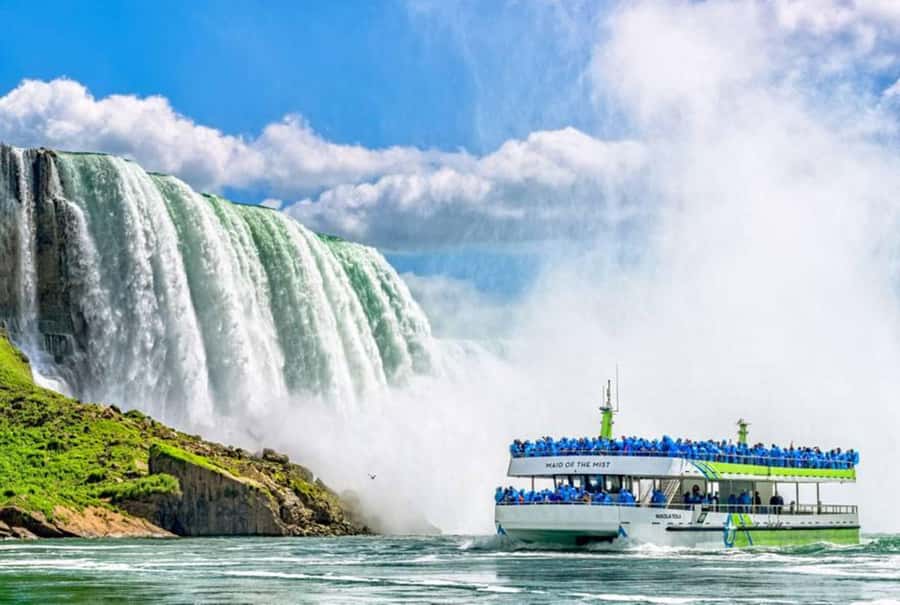 Niagara Falls: Maid of the Mist & Cave of the Winds Tour - American Falls and the first park viewpoints