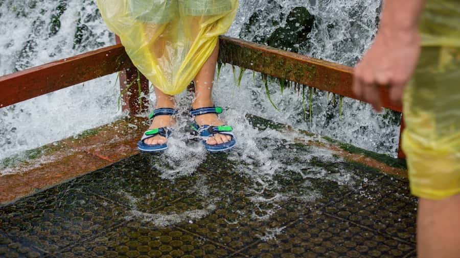 Niagara Falls Walking Tour with Maid of the Mist & Cave - The guides add value to a short route