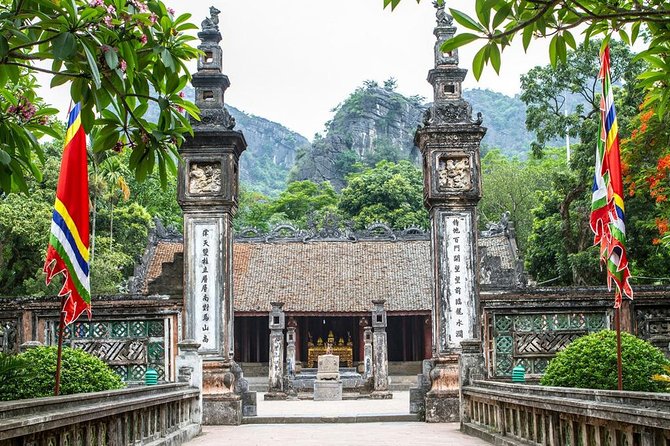 Ninh Binh Full-Day Tour from Hanoi to Hoa Lu, Tam Coc & Mua Cave Via Boat & Bike - Lunch and the practical side of a group meal
