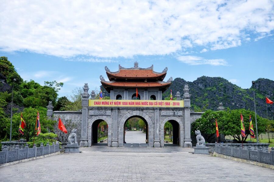 Ninh Binh: Hoa Lu, Mua Cave, and Trang An Tour and Boat Ride - The 500 steps up Mua Mountain