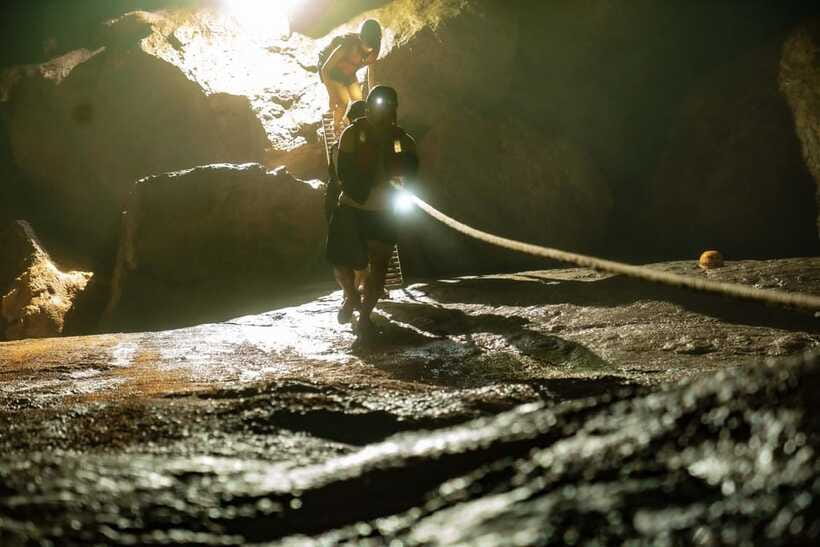 Phong Nha: Phong Nha Cave Expedition 4.5 km by Kayak - Returning by kayak and foot