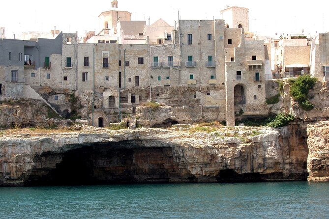Polignano a Mare boat tour emotions, caves, diving and appetizers - The guides shape the whole experience