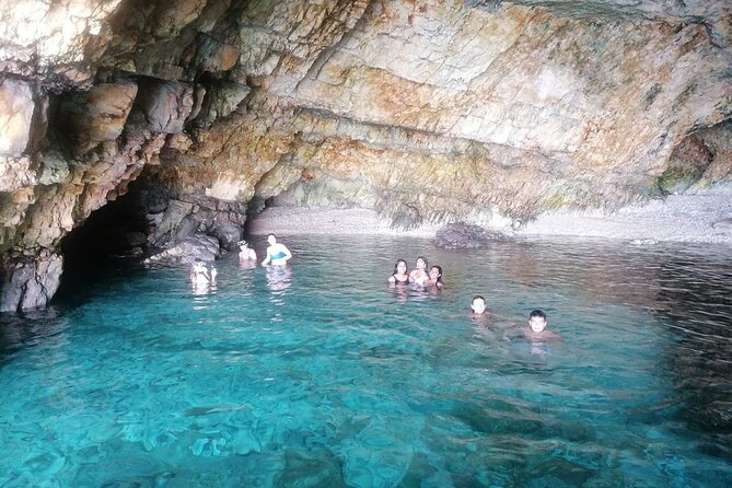 Polignano a Mare: Boat Tour of the Caves - Small Group - Prosecco, snacks, and music on a compact boat