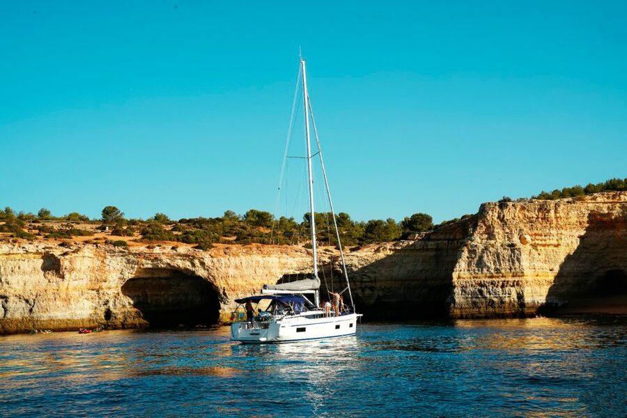 Portimao: Half-Day Sailing Yacht Cruise to the Benagil Caves - Food, drinks, and what to wear