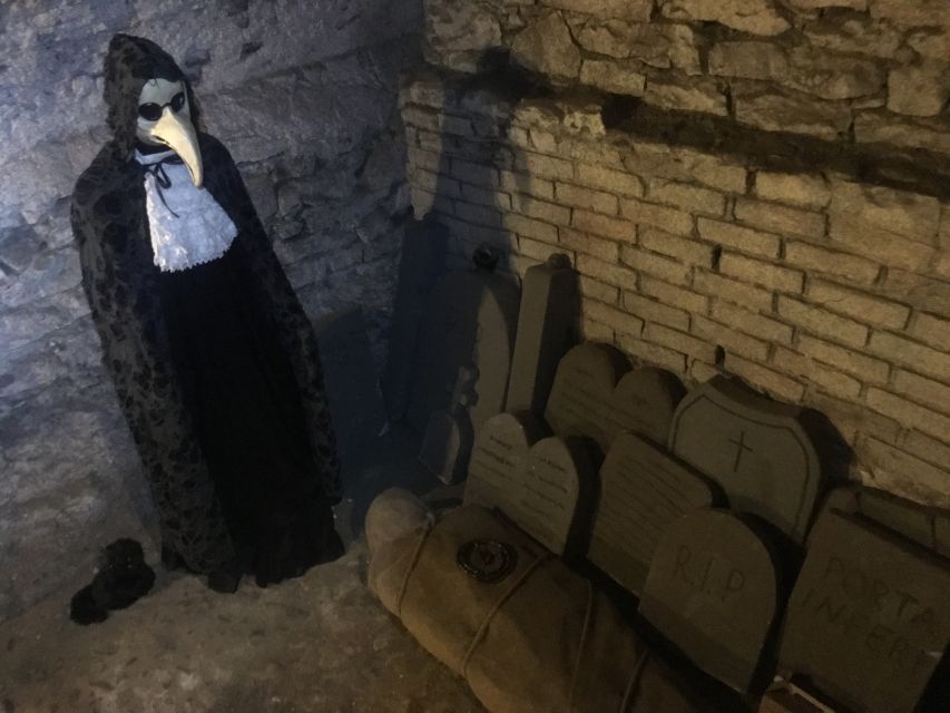 Prague: Ghosts, Legends, Medieval Underground & Dungeon Tour - The dungeon, Jan Mydlář, and medieval punishment