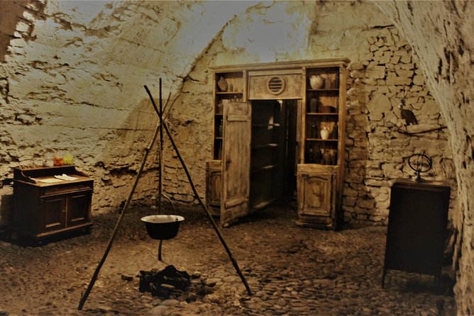 Prague Old Town, Medieval Underground and Dungeon Historical Tour - Why the guide matters so much
