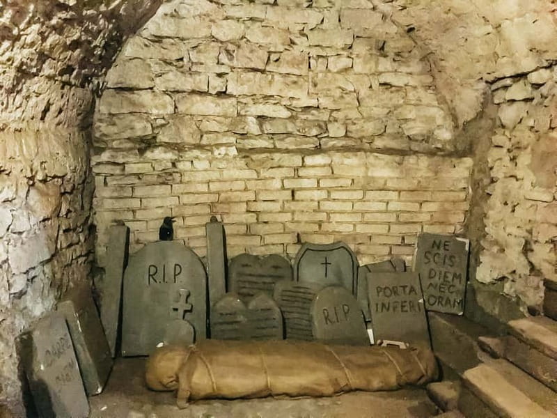 Prague: Oldtown, Medieval Underground & Dungeon History Tour - Who should take this Prague tour?