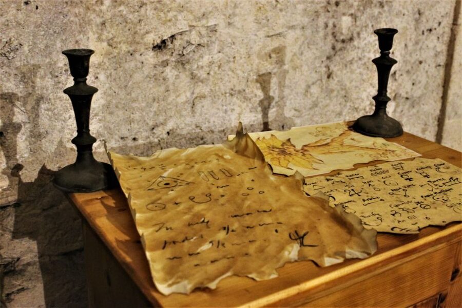 Prague: Oldtown, Medieval Underground & Dungeon History Tour - The dungeon, torture instruments, and Jan Mydlář