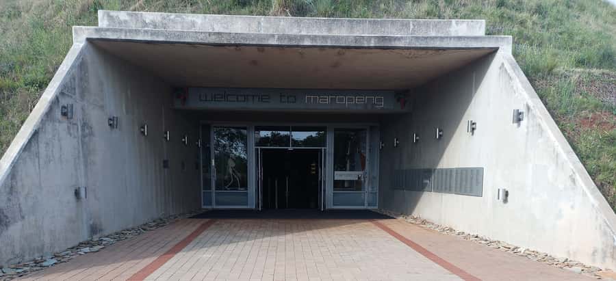 Pretoria/Sandton: Cradle of Humankind & Sterkfontein Caves - Maropeng: start with the big picture