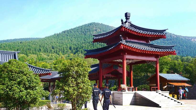 Private Tour: Longmen Grottoes, Shaolin Temple & Kungfu Show - Crowds, weather, and the April warning