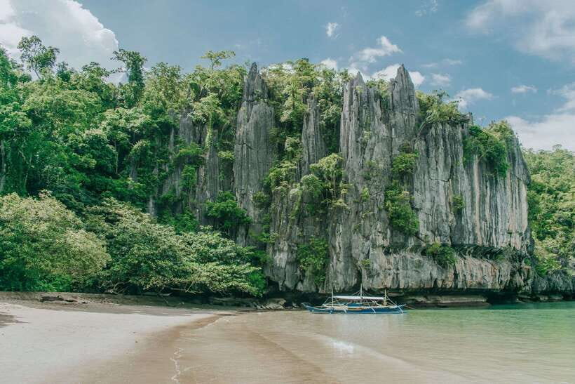 Puerto Princesa: Underground River, Zipline, Paddleboat Tour - Entering the Underground River by motorboat