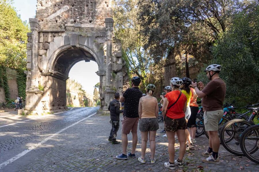 Rome: Appian Way & Aqueducts E-Bike Tour (Catacombs & Food) - Lunch or an aperitivo in the countryside