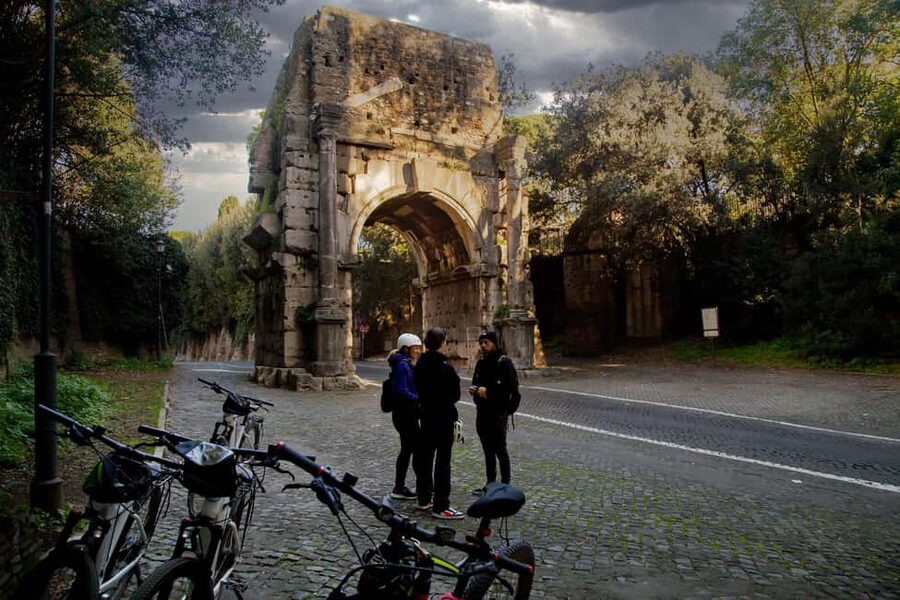 Rome: Appian Way Underground Catacombs Bike Tour with Lunch - Starting at Via dei SS. Quattro and reaching Porta San Sebastiano