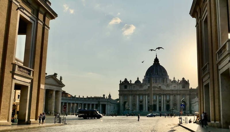 Rome: Guided Tour of St. Peter's Basilica, Grottoes & Square - Languages, guides, and group style