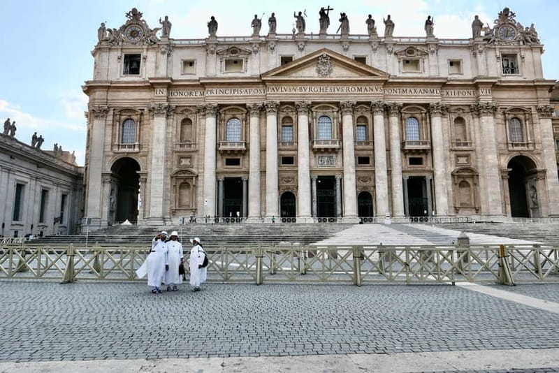 Rome: Guided Tour of St. Peter's Basilica, Grottoes & Square - Dress and access details