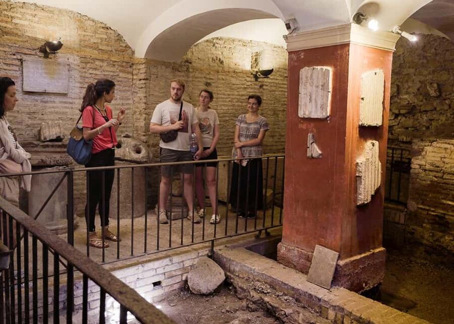 Rome: Trastevere Underground Crypt and Jewish Ghetto tour - Tiber Island and the route across the river