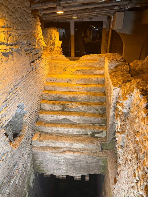 Rome: Trevi Fountain District Underground Tour and Ice Cream - What the guide adds to a compact site