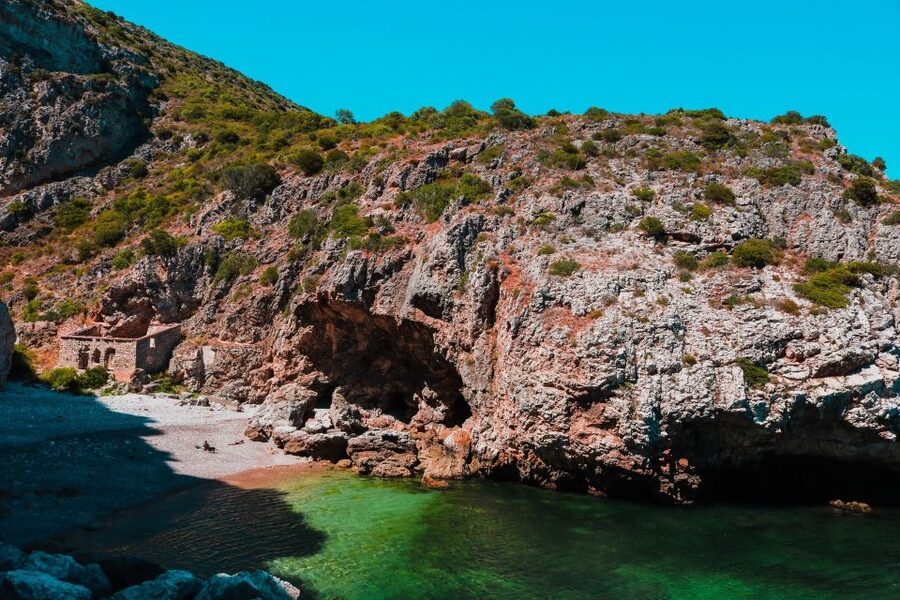 Sesimbra: Arrábida Beaches & Caves Boat Tour with Snorkeling - Ribeiro do Cavalo: the first major stop