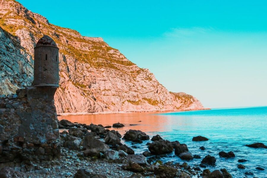 Sesimbra: Arrábida Beaches & Caves Boat Tour with Snorkeling - Caves, cliffs, and the run toward Cabo Espichel