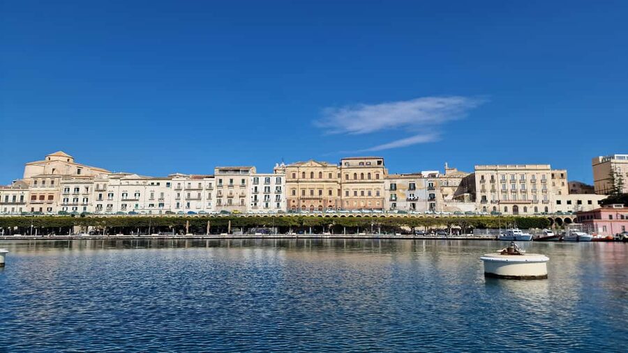 Siracusa: Ortigia & Sea Caves Boat Tour w/ Prosecco & Fruit - What the $35 price really covers