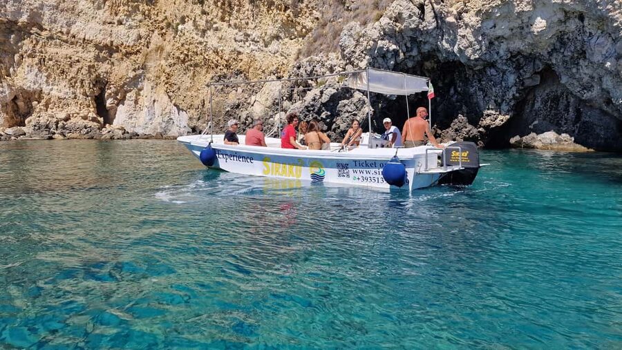 Siracusa: Ortigia & Sea Caves Boat Tour w/ Prosecco & Fruit - Fonte Aretusa from the water